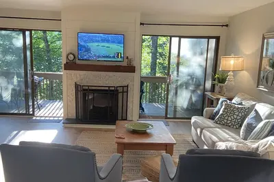 Image de Charming lakeside Hilltop Villa in Sapphire, Nc Blue Ridge mountains