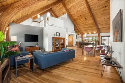 Image de Stunning Repurposed Church, lofted, pet friendly, Free Botanic Garden admit 6