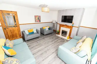 Image de Greenbourne - 4 bedrooms Sleeps 8 free parking