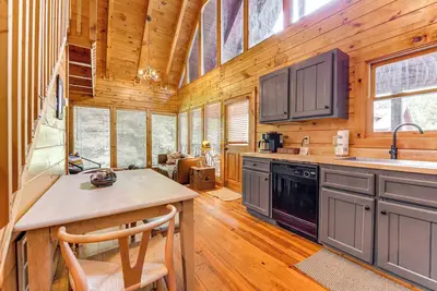 Image de Sevierville Treetop Cabin: Hot Tub & Covered Deck