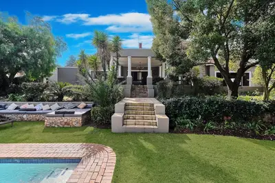 Image de Rose Road Manor - Spacious Full Home. Pet-Friendly with Huge Pool and Terrace!