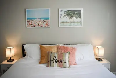 Image de 2 King Beds~Parking~Central~10 min to Dt