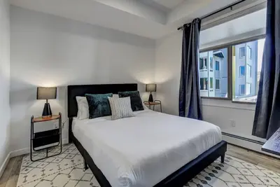 Image de New Modern Condo | 20 Min Dt | 1 hour Canmore | Sleeps 5