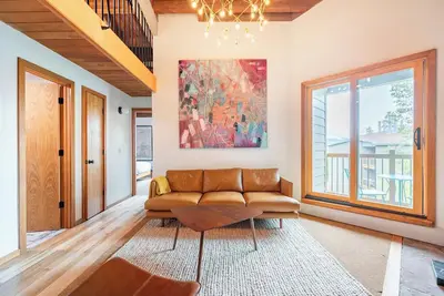 Renovated Mid-Century 2Bd + Loft - Sleeps 8