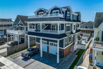 Image de Number 1 Beach House 25th Street - park and walk perfect location!