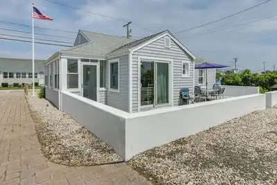 Image de Cozy Westbrook Vacation Rental - Walk to Beach!