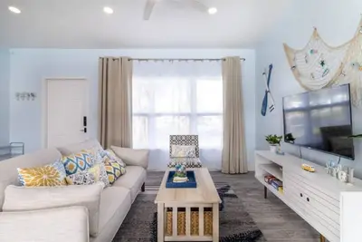 Image de New 12 Mins to Beach- 3br Cozy Pool home!