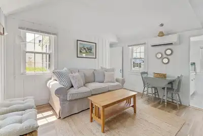 Image de Updated Cottage - Steps to Pine Point Beach!