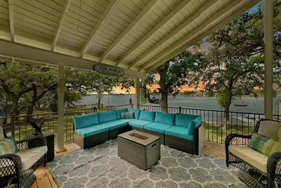 Image de Astonishing Lakefront Retreat!