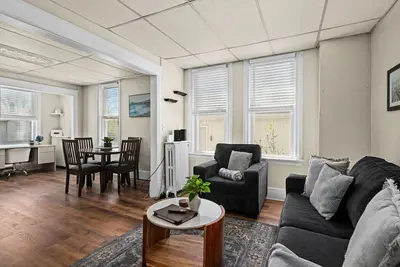 Image de 923 · Cumming Avenue Rentals #923