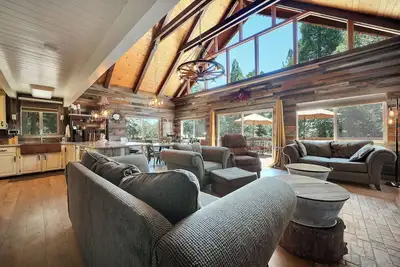 Image de Tranquil Hillside Home w/ Private Hot Tub!