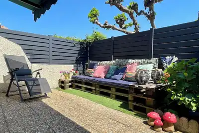 Image de Charmante maison 3* de 52m2 avec terrasse aménagée 25 m2 et 1 place de parking.