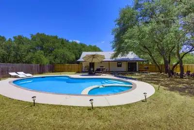 Image de Private 2-Acre Salado Hill Country Villa, Heated Pool, Hot Tub, Sleeps 9