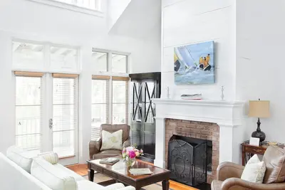 Image de Lagoon View w/shared pool Cottage - Min from Downtown!