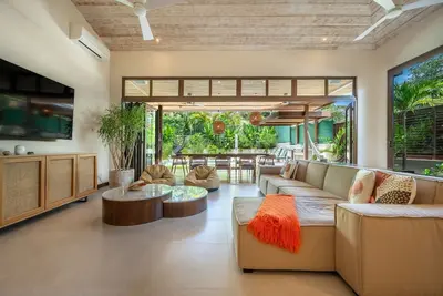 Image de Inviting house with pool, casita, central Ac, washer/dryer, balcony, & gas grill