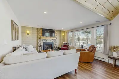 Image de Lakefront house with private beach, firepit, dock, 4 kayaks, grill & hot tub
