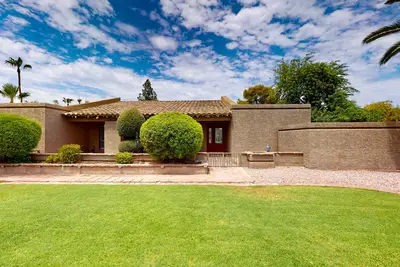 Image de Dog-friendly home with private pool, putting green grill, & snooker table