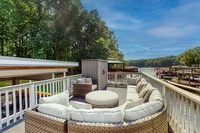 Image de Waterfront home with boat dock, outdoor bar/Tv, firepit, and yard games