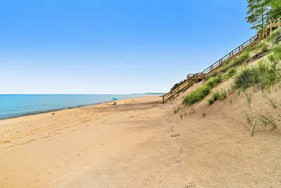 Image de Lakefront house on 5 acres with gorgeous lake views, private beach, kayaks