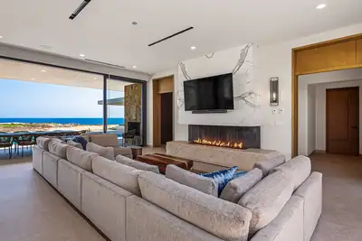 Image de Oceanfront house with on-site golf, heated pool, hot tub, fitness room & grill