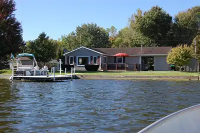 Image de Eagle's View Indiana waterfront home on a premier fishing lake pontoon included!