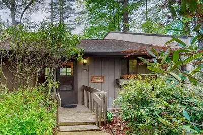 Image de Cozy renovated townhome with mountain views in Sapphire, North Carolina!