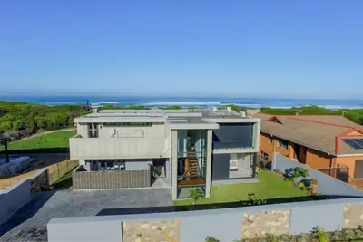 Image de \"MiAmor Beach House: Your Romantic Coastal Escape\"