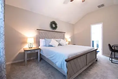 Texas Roots: King Beds - 6 Minutes to Downtown McKinney- Sleeps 6 - Remodeled