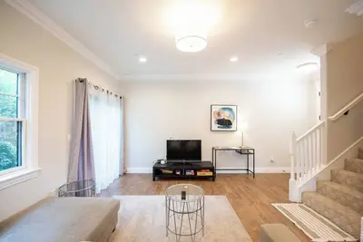 Image de 2-story/spacious/secure close to food/stores\n