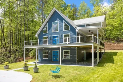 Image de Modern Cabin on Lake Hartwell. Our newly cabin is perfect for your next getaway.