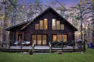 Fully Loaded Log Cabin! Hot Tub!