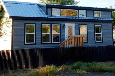 Image de 5 minutes to Lake Almanor! Cozy cabin -Brand new construction!