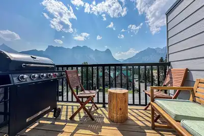 Image de Stunning Mountain View Townhouse | 10 MinWalk to Downtown with/Hot Tub & Pool