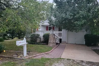 Super close to beaches, the historic triangle, and bush gardens!