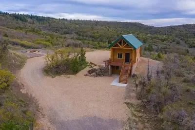 Image de Mj's Cabin\nLocated on a  Hill Top Near Zion and Bryce Canyon. Pet Friendly.