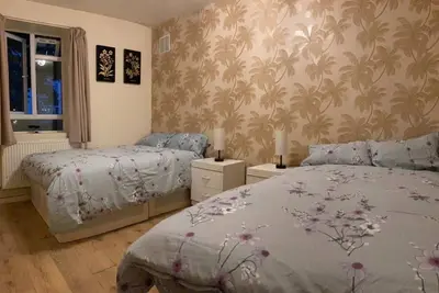 Charming Three Bedroom 5 double Bed Apt in London