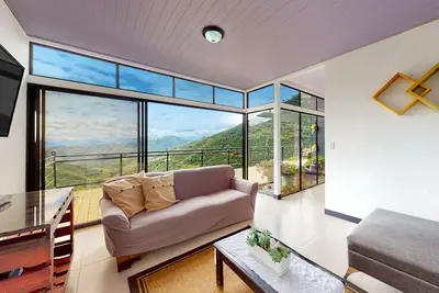Image de Two-story retreat with incredible views, full kitchen, & fireplace