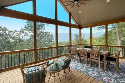 Image de Luxe home with mountain views, hot tub, pool table, & washer/dryer