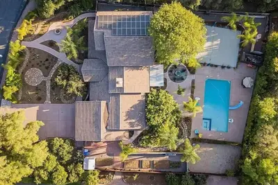 Image de Resort-Style 5 Br Retreat in Lake Hodges W Pool, Jacuzzi, Grill, Volleyball Court
