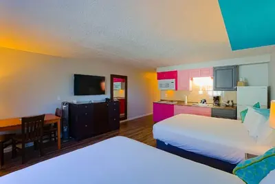 Image de Embrace the Coastal Vibe! Pet-friendly Property, Free Parking, Kitchenette!