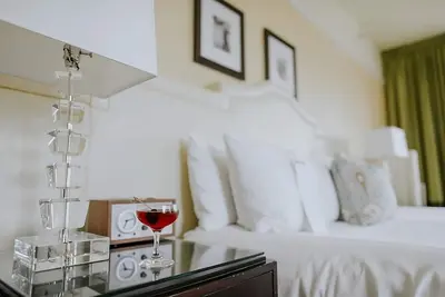 Hassle-Free Stay! 4 Relaxing Units, Onsite Pop-Up Cinema, Pets are Allowed!