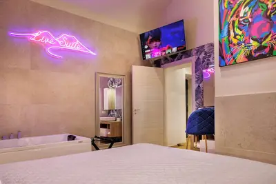 Image de Luxurious mini apartment with jacuzzi tub, suitable for families