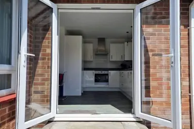 Image de Modern Bungalow, Large Garden and off Road Parking