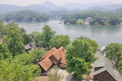Image de Lakeside Lodge by Chatuge Home Concierge | Lakefront · Hot Tub · Firepit · Ping Pong · Private Dock w/ Boat Slip