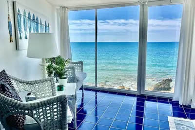 Image de Beautiful seaside loft with private access to the free beach