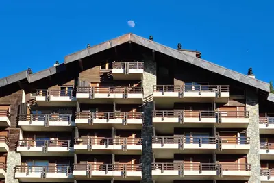 Luxury Ski-in/ Ski-out Apartment, 50m to Ski Station and Close to Town Centre