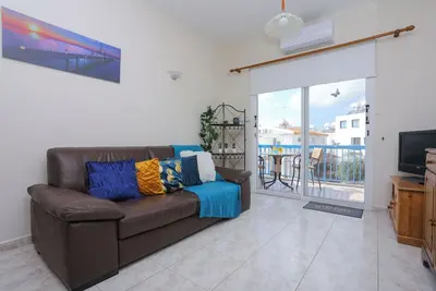 Image de Stylish 2 Bed Apartment in Central Paphos, Close To Beach, Home From Home