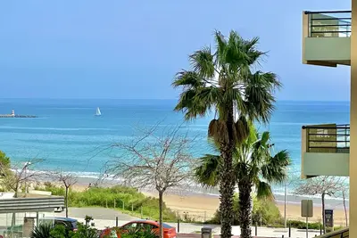 Lovely Beachfront Apartment With Aircon/wifi