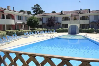 Image de Appartement de vacances avec une piscine extérieure et de la climatisation