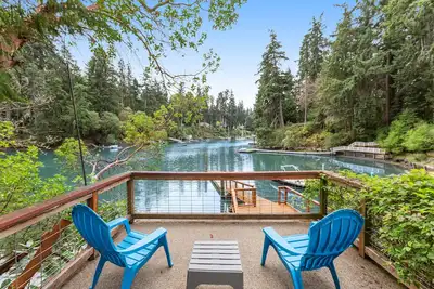Image de Fletcher Bayfront home with water views, deck, private dock, & 2 kayaks/SUPs